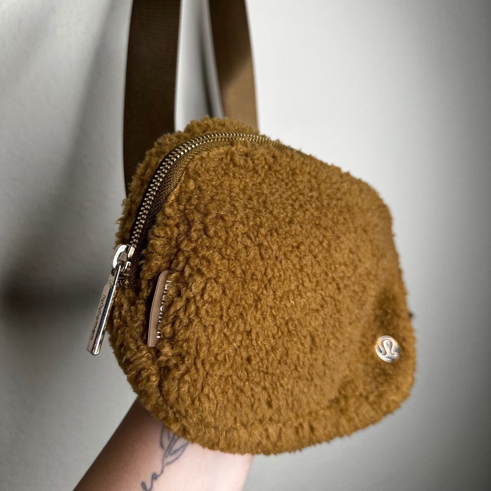 Lululemon Everywhere Belt Bag 1L Fleece Burnt Caramel Brown Sherpa LU9B18S - Picture 2 of 7